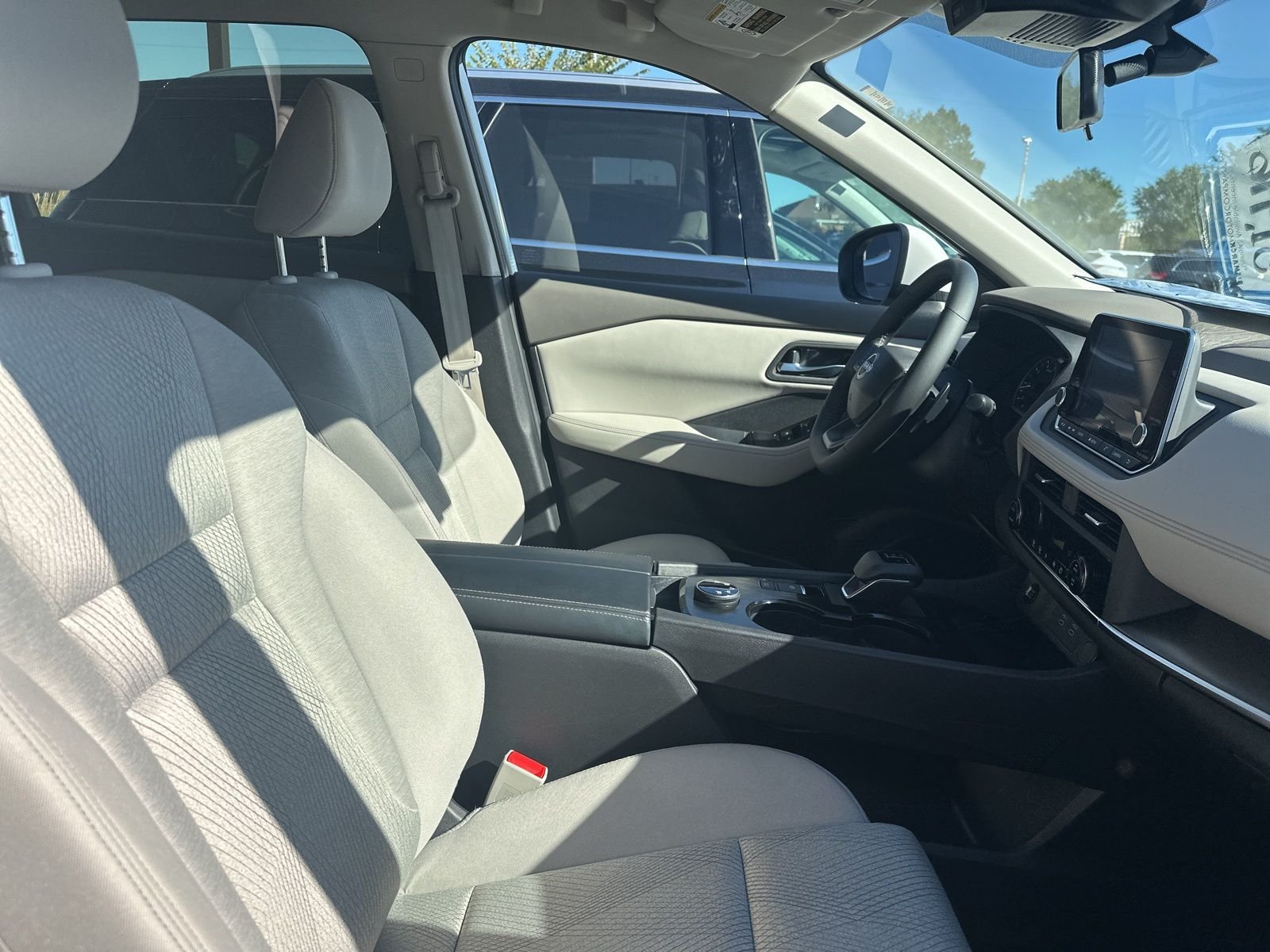 2025 Nissan Rogue SV - Photo 40