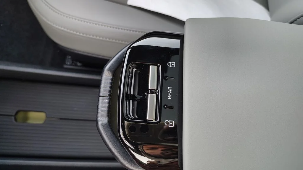 2026 Volvo EX30 Plus - Photo 17