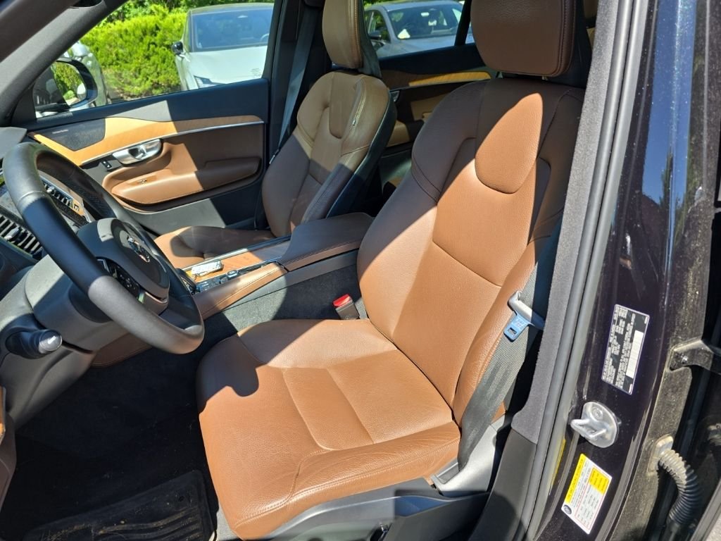 Used 2023 Black Volvo B6 Plus 7-Seater image 9