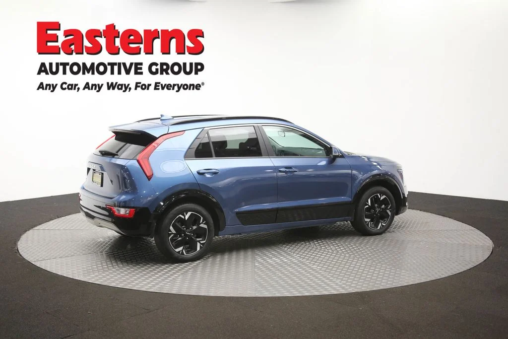 Used 2023 Blue Kia Wind image 41