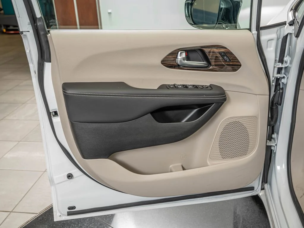 Used 2024 Bright White Clearcoat Chrysler Limited image 19