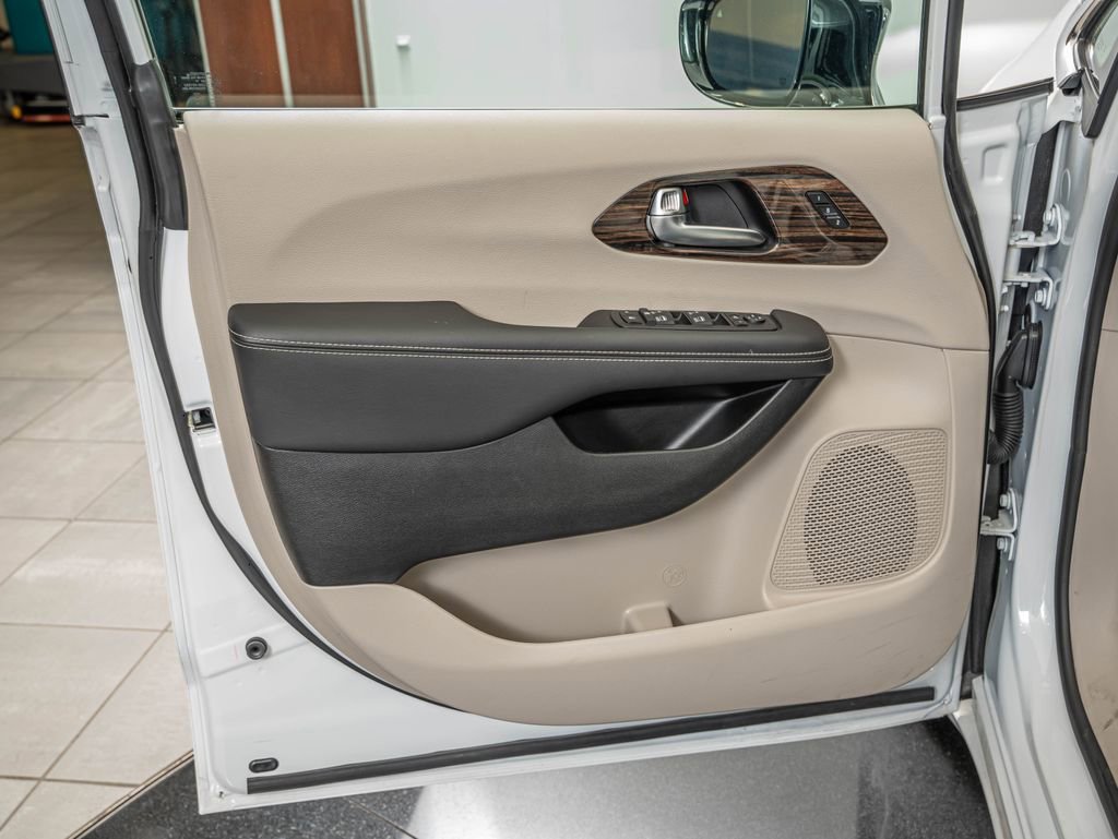 Used 2024 Bright White Clearcoat Chrysler Limited image 19