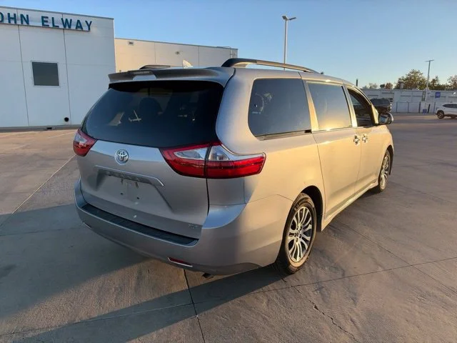 Used 2018 Silver Toyota XLE image 5