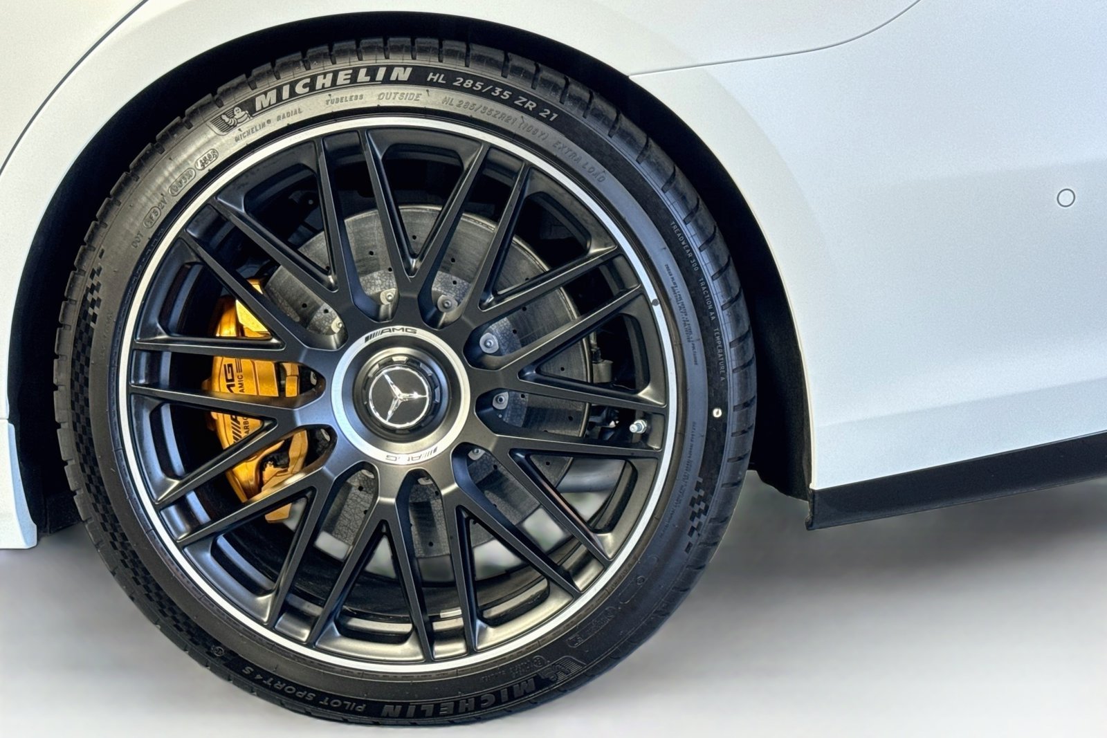 New 2026 MANUFAKTUR Moonlight White Magno Mercedes-Benz AMG® S 63 E image 29