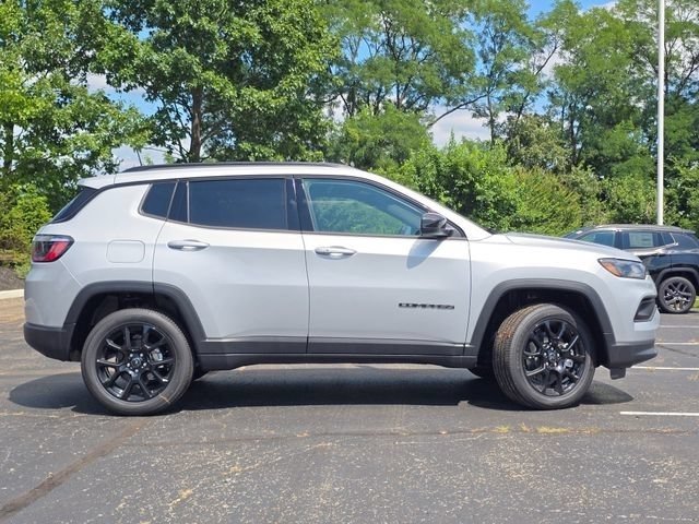 New 2026 Silver Zynith Metallic Clear-Coat Exterior Paint Jeep Latitude image 26