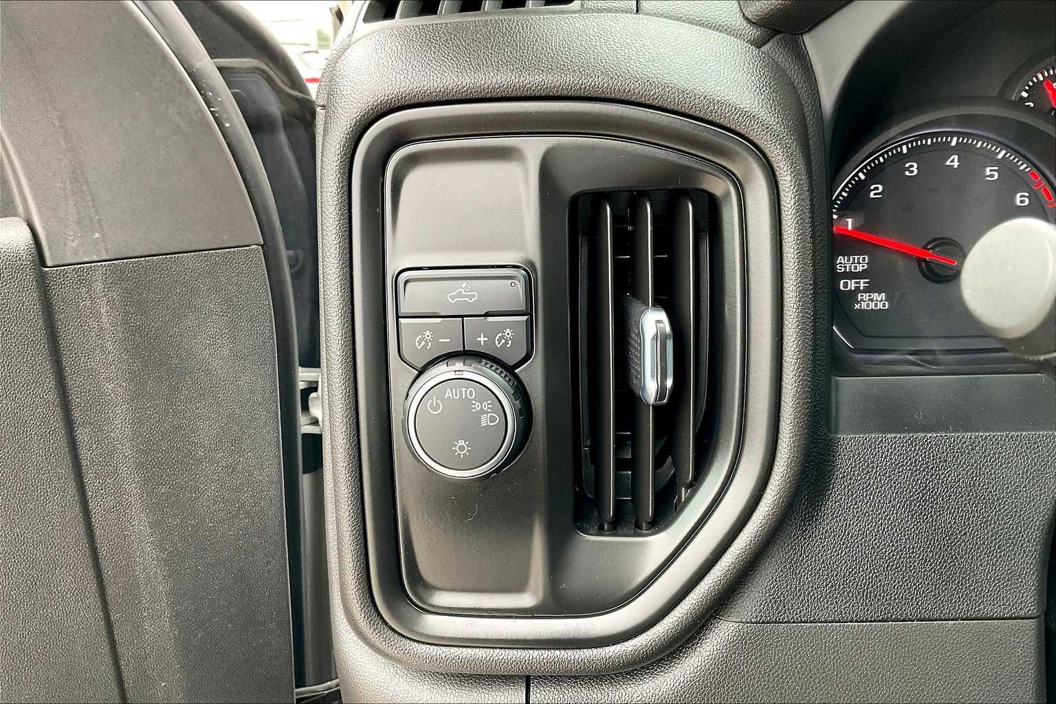 Used 2022 Silver Ice Metallic Chevrolet Custom image 34