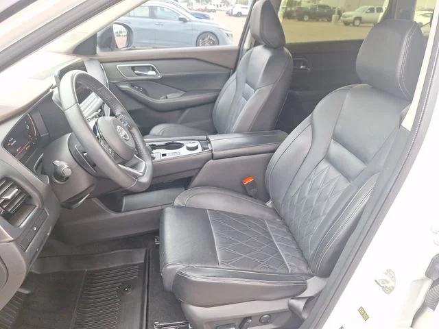 Used 2023 White Nissan Platinum image 9