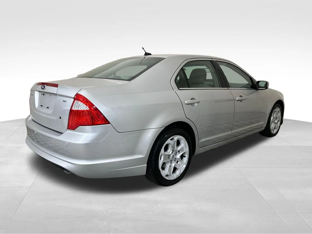 Used 2010 Silver Ford SE image 5