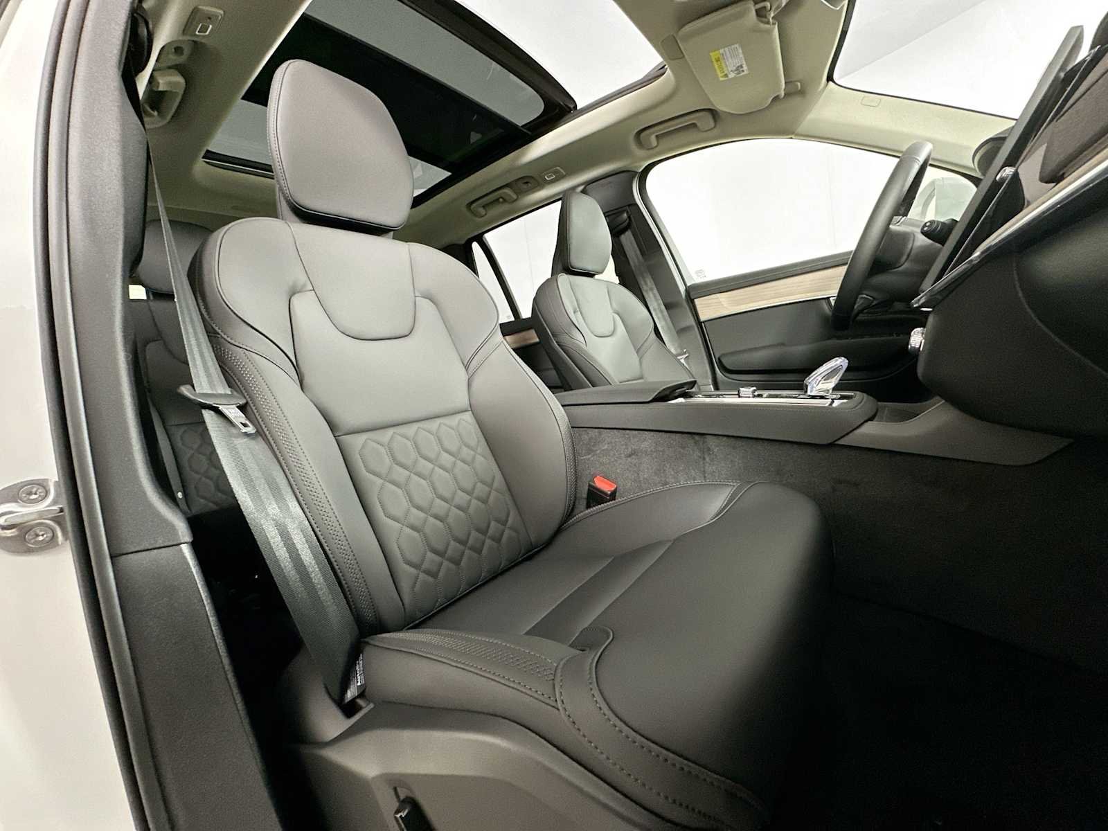 2025 Volvo XC90 Plus - Photo 27