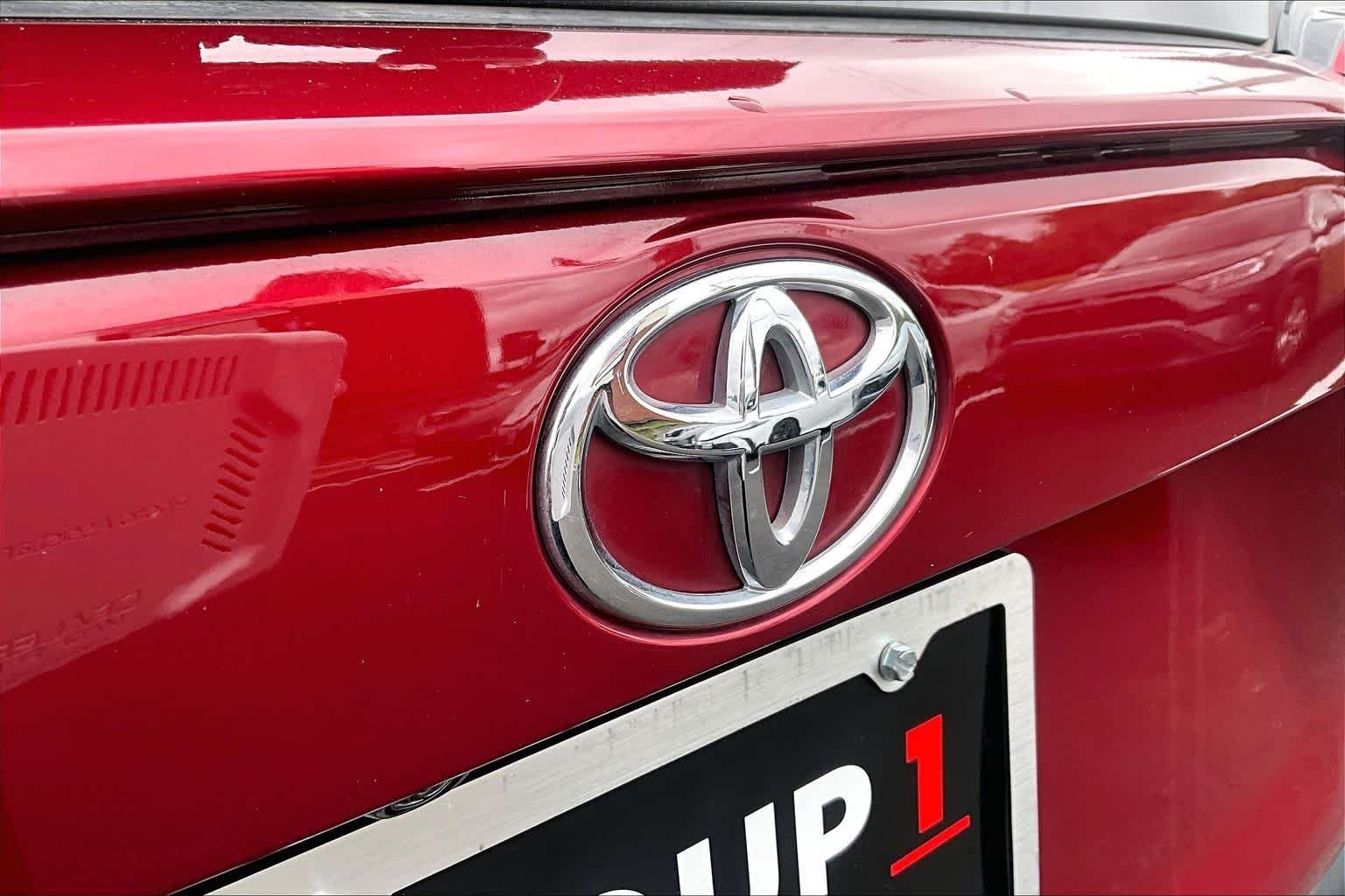 Used 2025 Ruby Flare Pearl Toyota XLE image 31