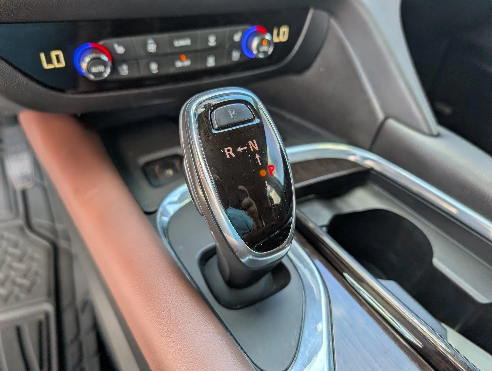Used 2018 Includes Satin Nickel lower exterior accent color. Buick Avenir image 20