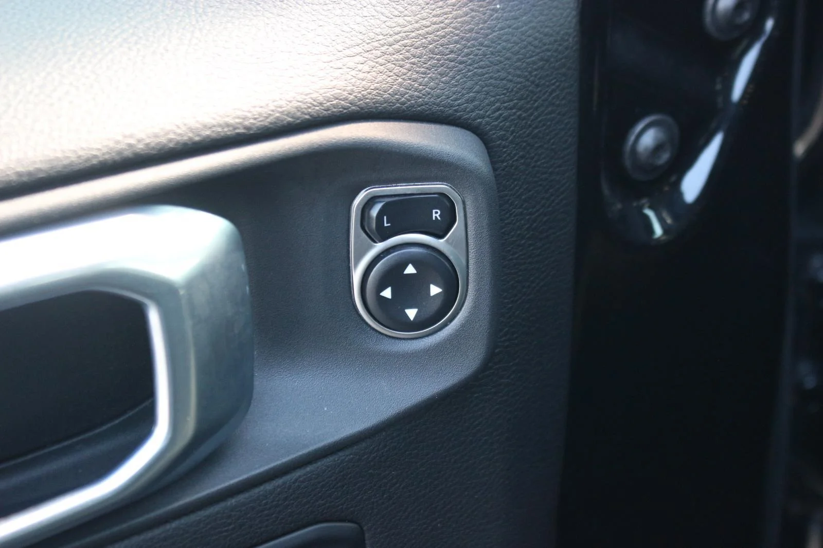 Used 2024  Jeep Sahara image 12