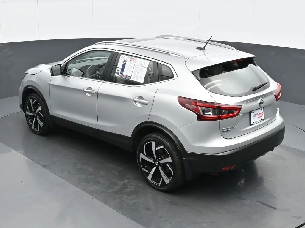 Used 2021 Silver Nissan SL image 19