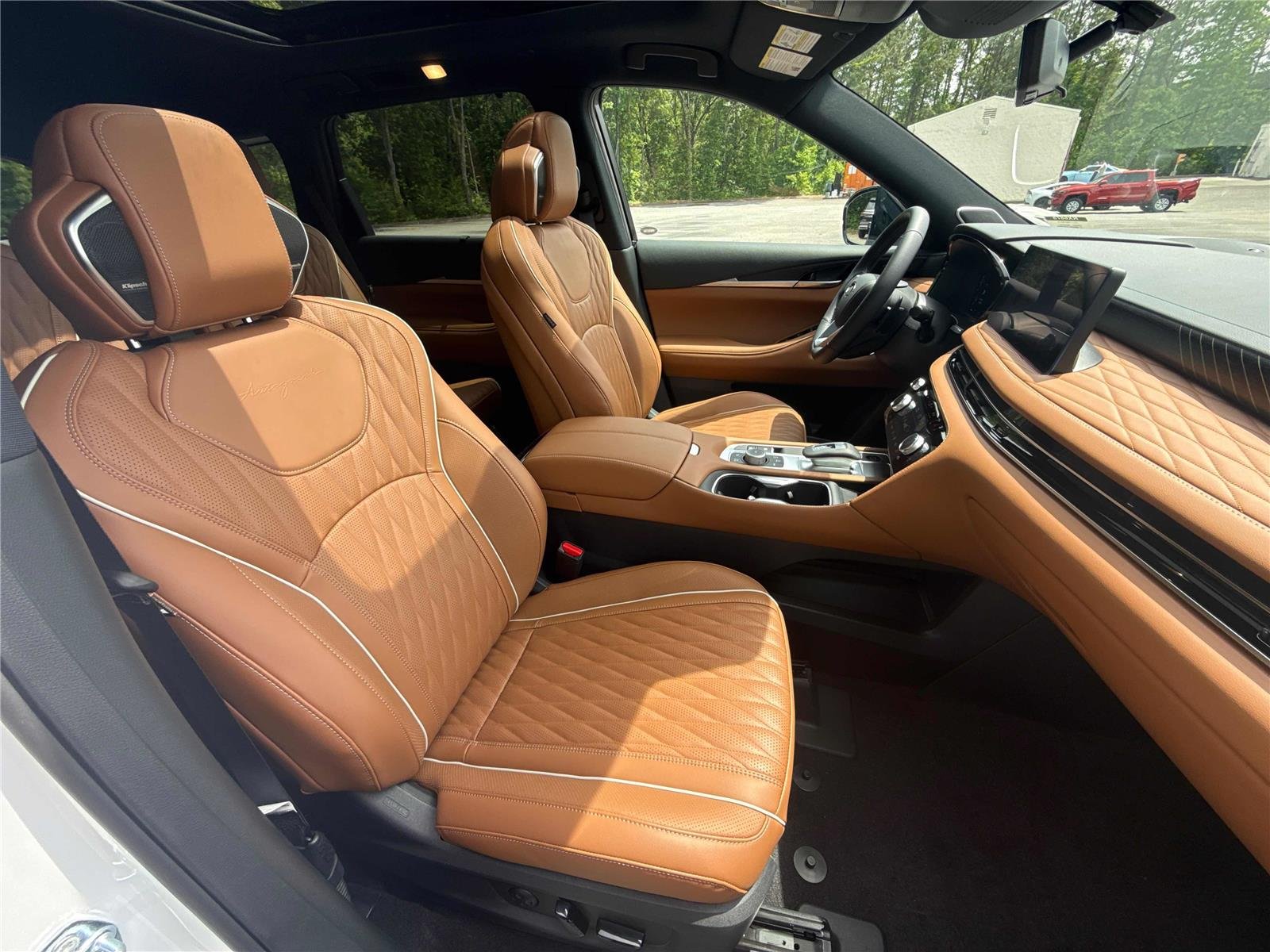 New 2027 2T RAD WHT INFINITI Autograph AWD image 26