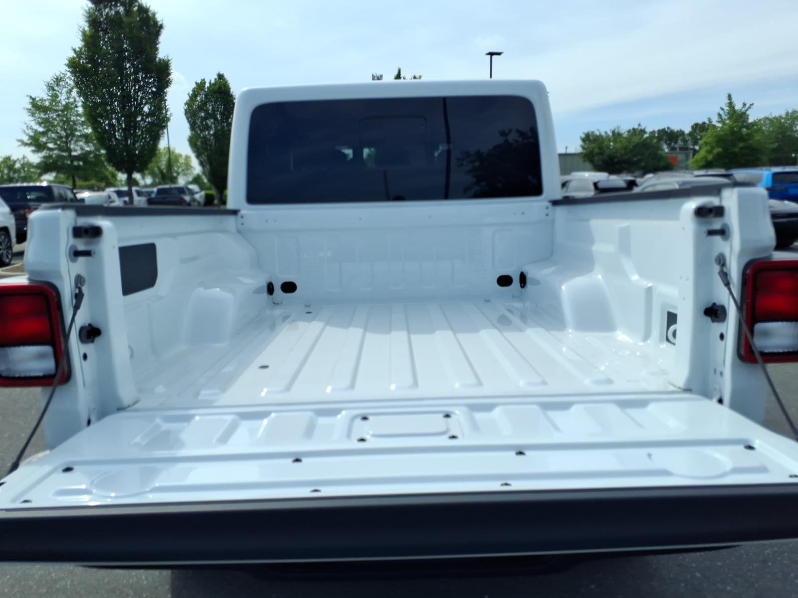 New 2026 Bright White Clear-Coat Exterior Paint Jeep Sahara image 31