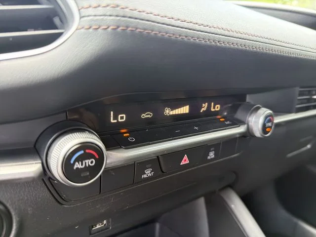 Used 2021 White Mazda Select image 19