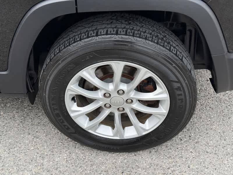 Used 2022 Diamond Black Crystal Pearlcoat Jeep Latitude Lux image 6