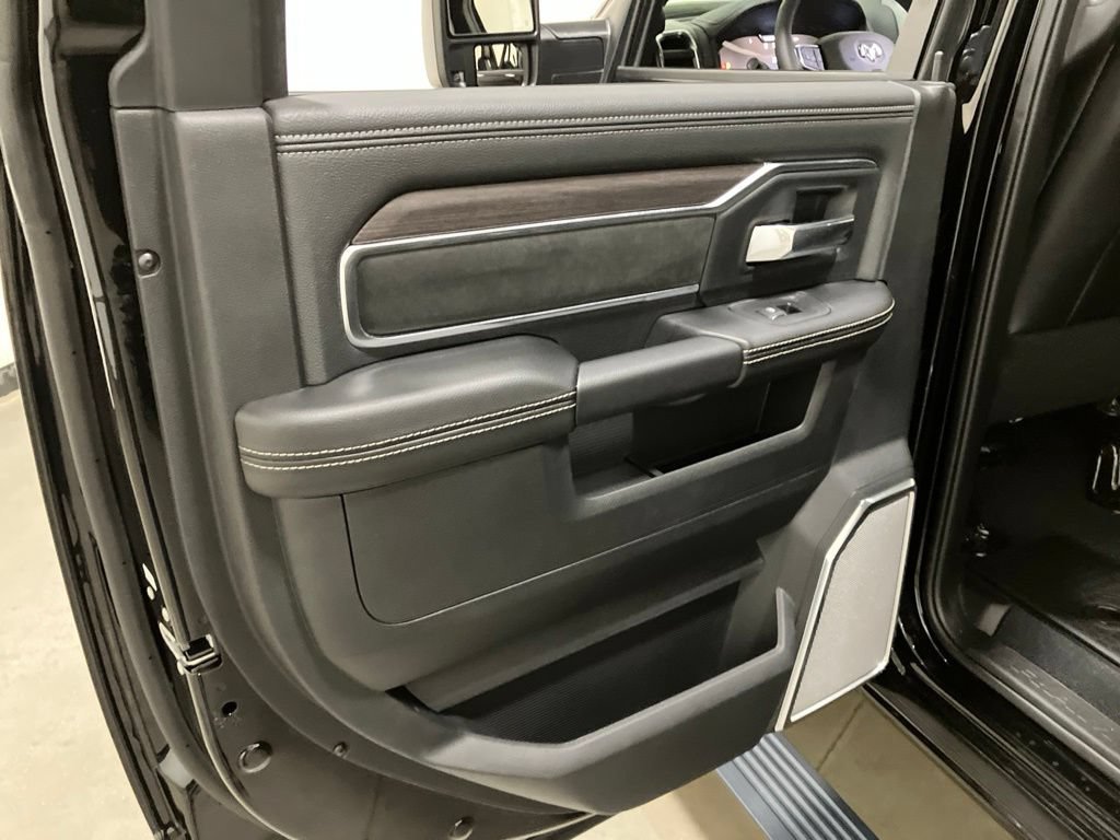 New 2026 Diamond Black Crystal Pearl-Coat Exterior Paint RAM Laramie image 16