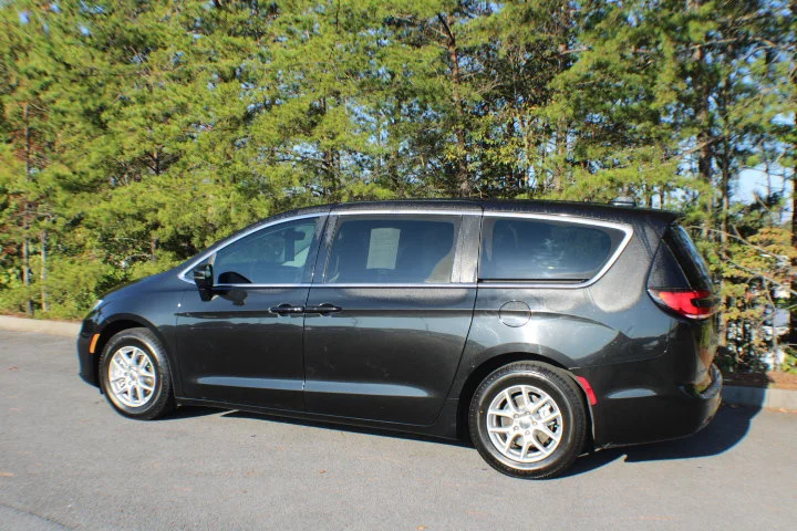 Used 2023 Brilliant Black Crystal Pearlcoat Chrysler Touring L image 3