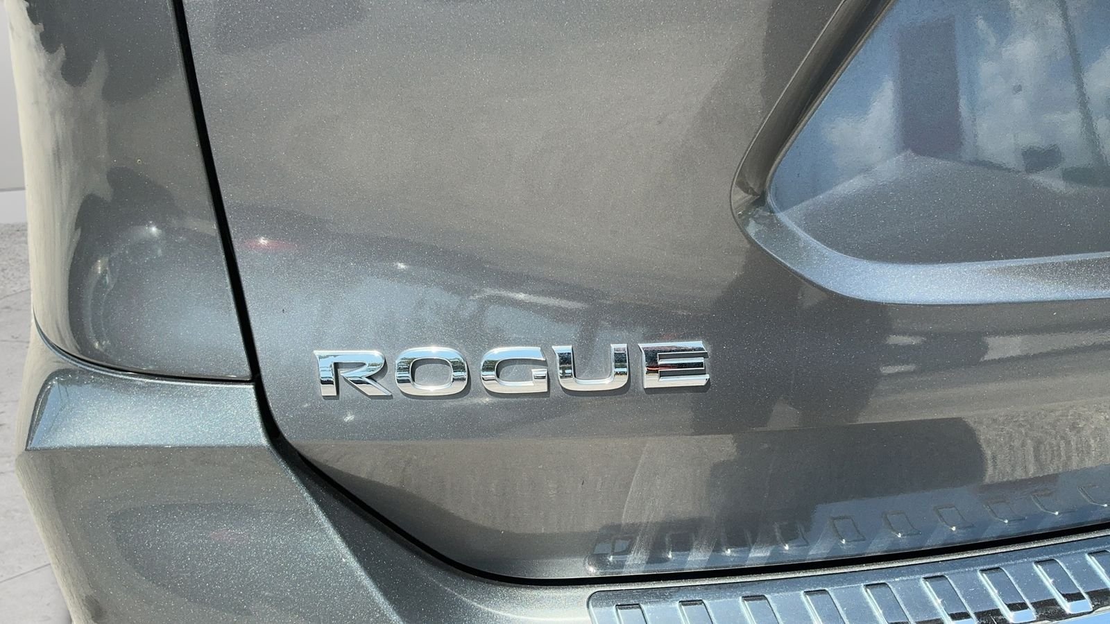Used 2017 Gray Nissan SL image 17