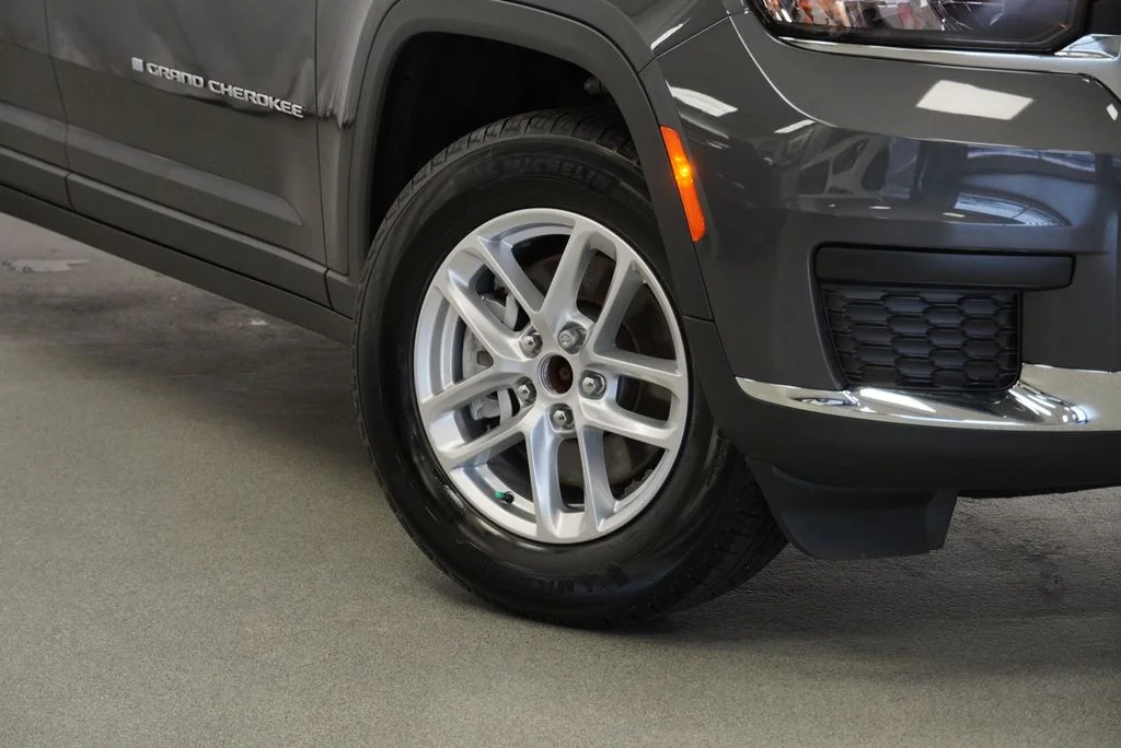 Used 2025 Gray Jeep Laredo image 9