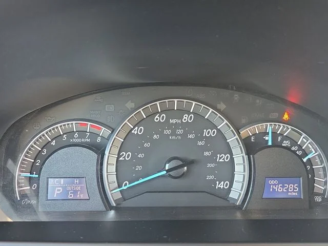 Used 2014 Silver Toyota SE image 19