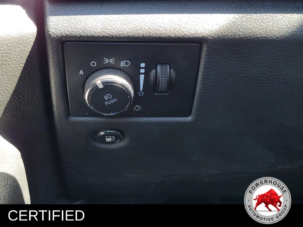 Used 2019 Silver Jeep Limited image 28