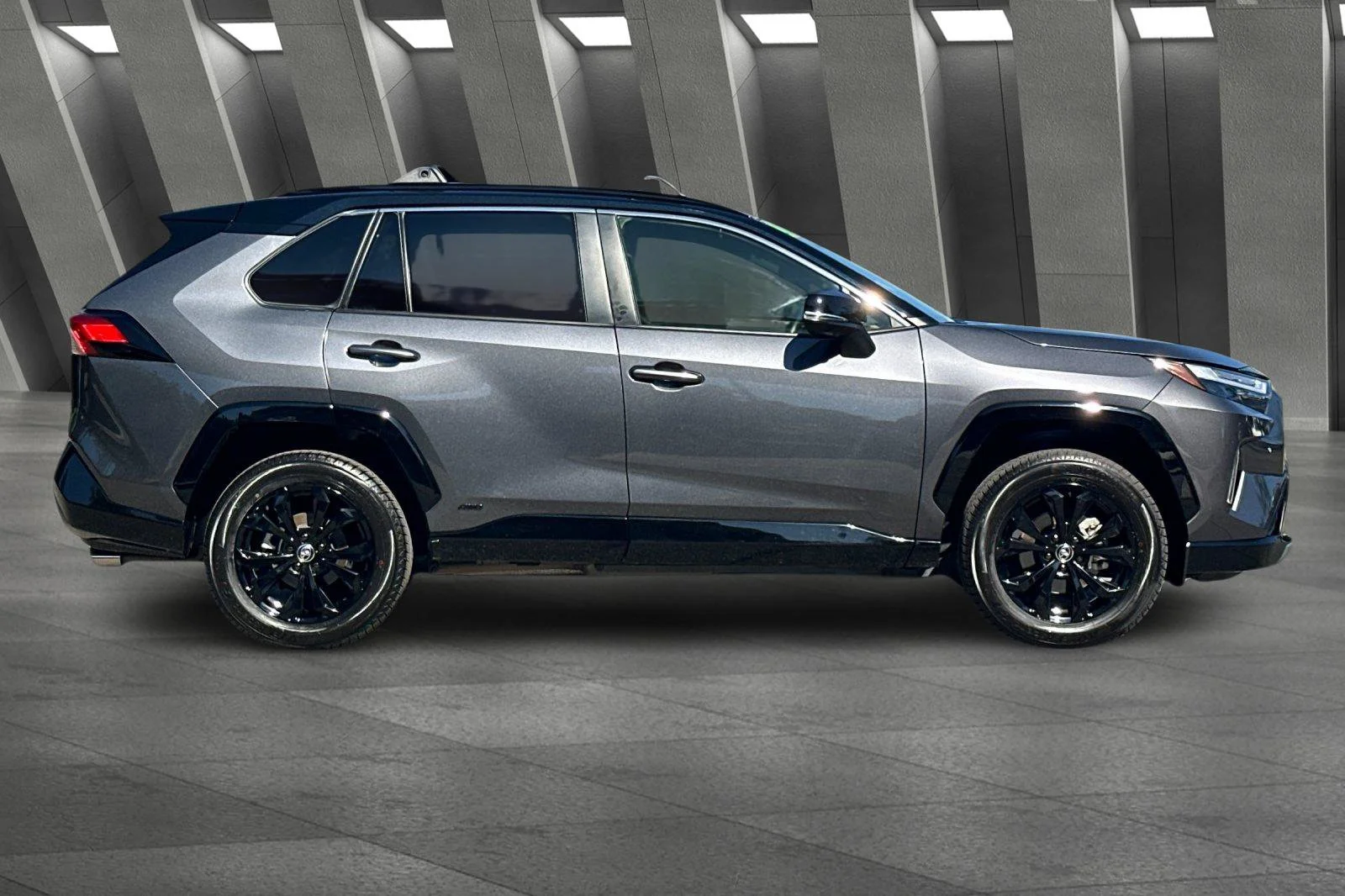 2025 Toyota RAV4 XSE - Photo 13