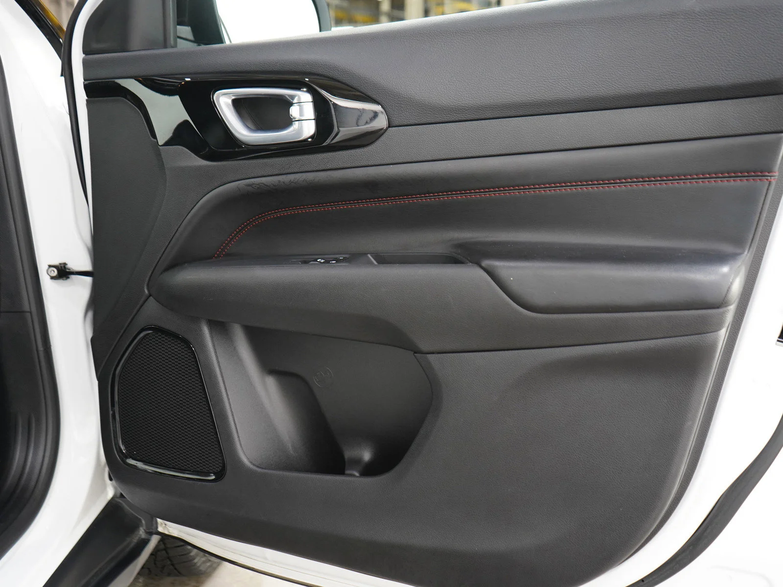 Used 2025 Bright White Clearcoat Jeep Trailhawk image 9