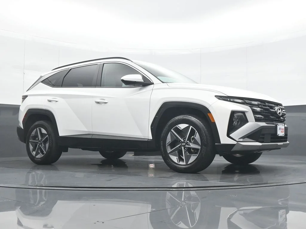 Used 2025 White Hyundai SEL image 32