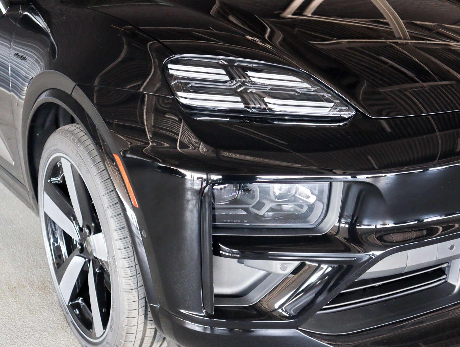 2025 Porsche Macan Turbo Electric - Photo 29