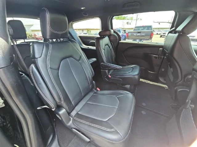 Used 2025 Black Chrysler Select image 29