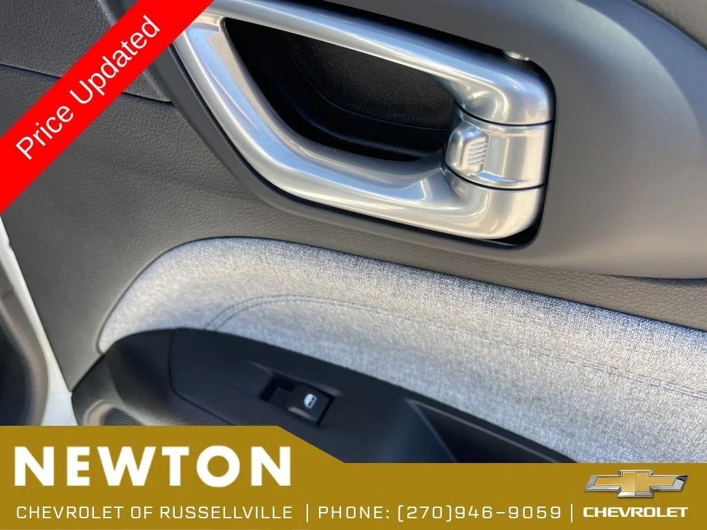 Used 2025 Bright White Clearcoat Jeep Latitude image 38