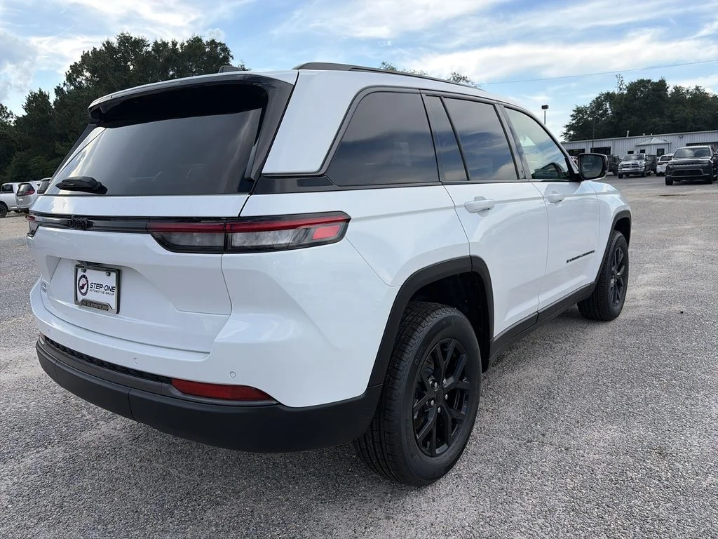 New 2026 Bright White Clear-Coat Exterior Paint Jeep Laredo Altitude image 6