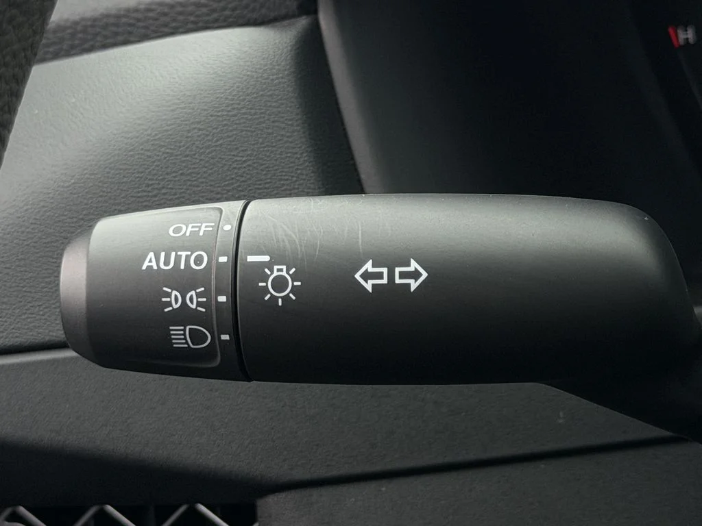 Used 2025 White Honda SE image 19