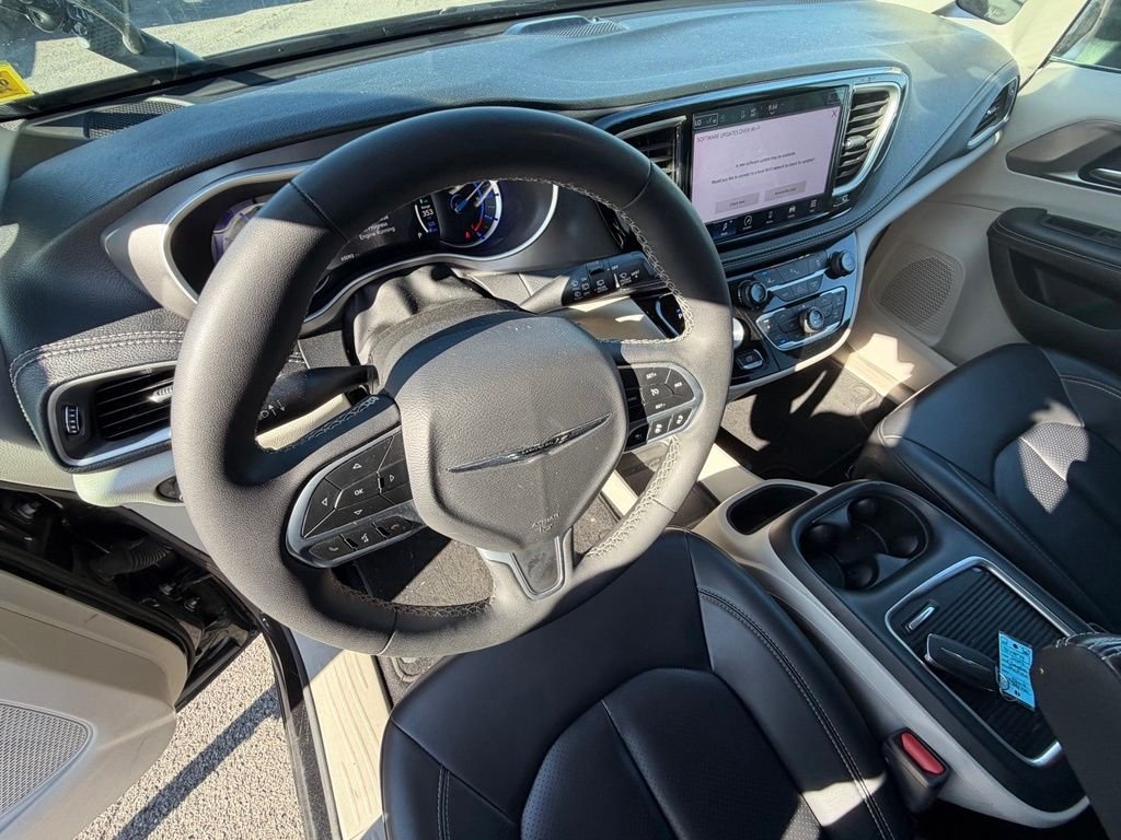 Used 2023 Black Chrysler Touring L image 13