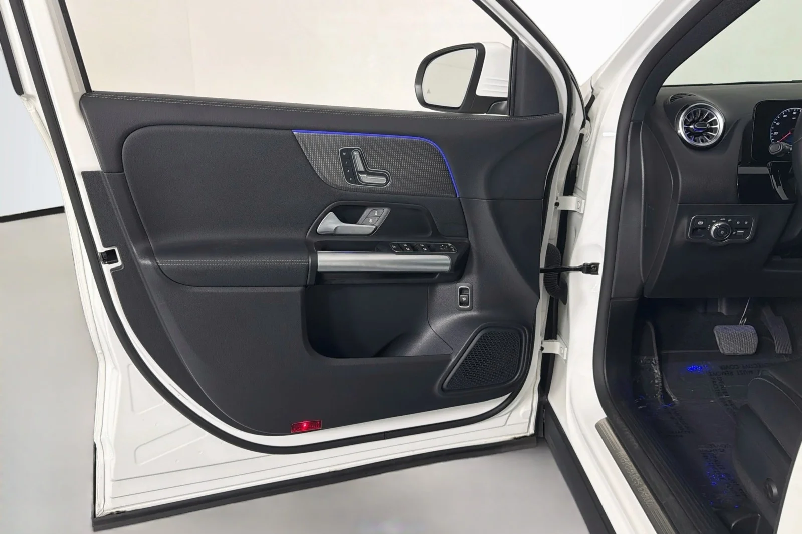 Used 2023 Polar White Mercedes-Benz 250 image 23