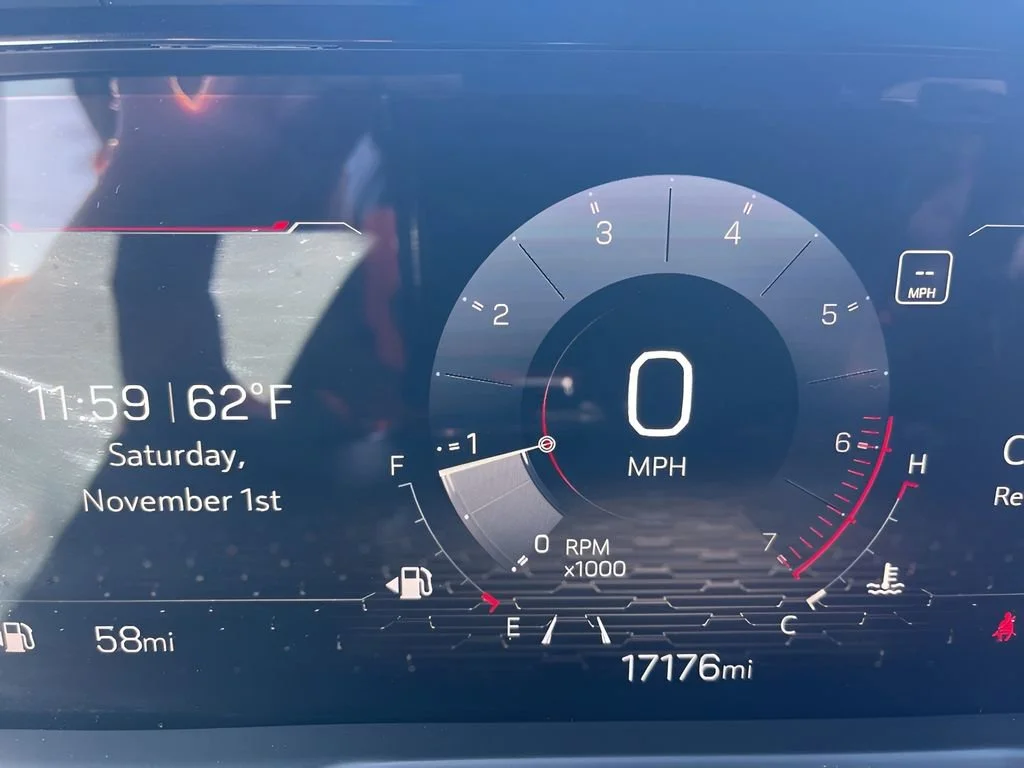 Used 2025 Summit White GMC Elevation image 27