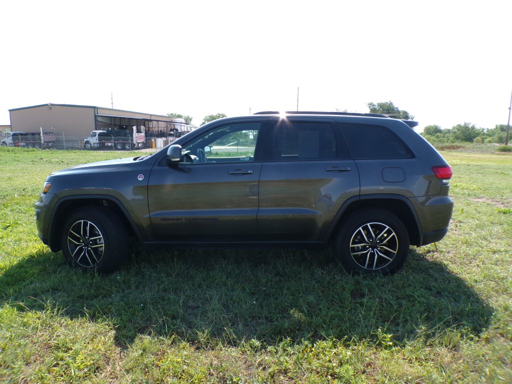 Used 2021 Granite Crystal Metallic Clearcoat Jeep Trailhawk image 8