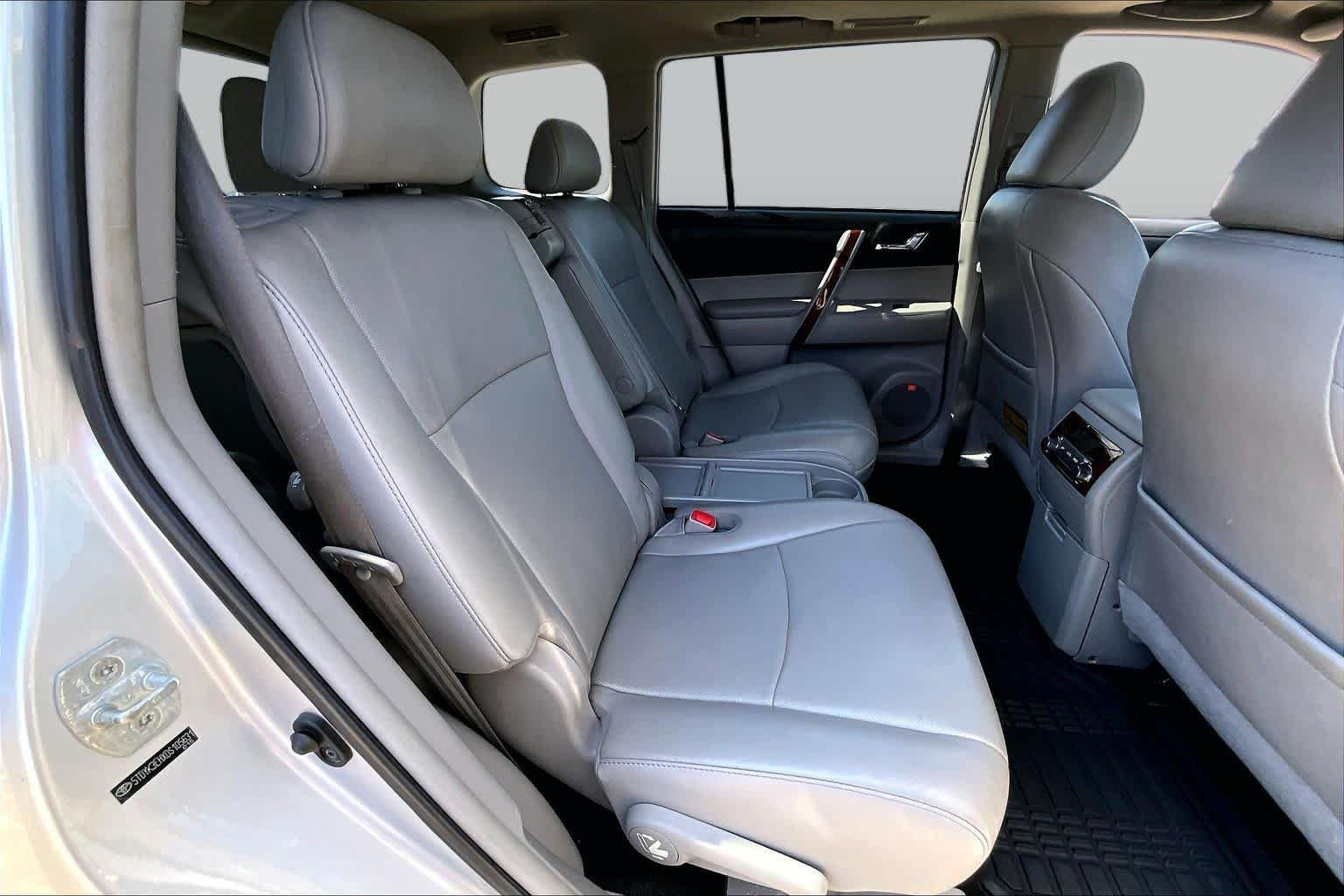 Used 2013 Classic Silver Metallic Toyota Limited image 19