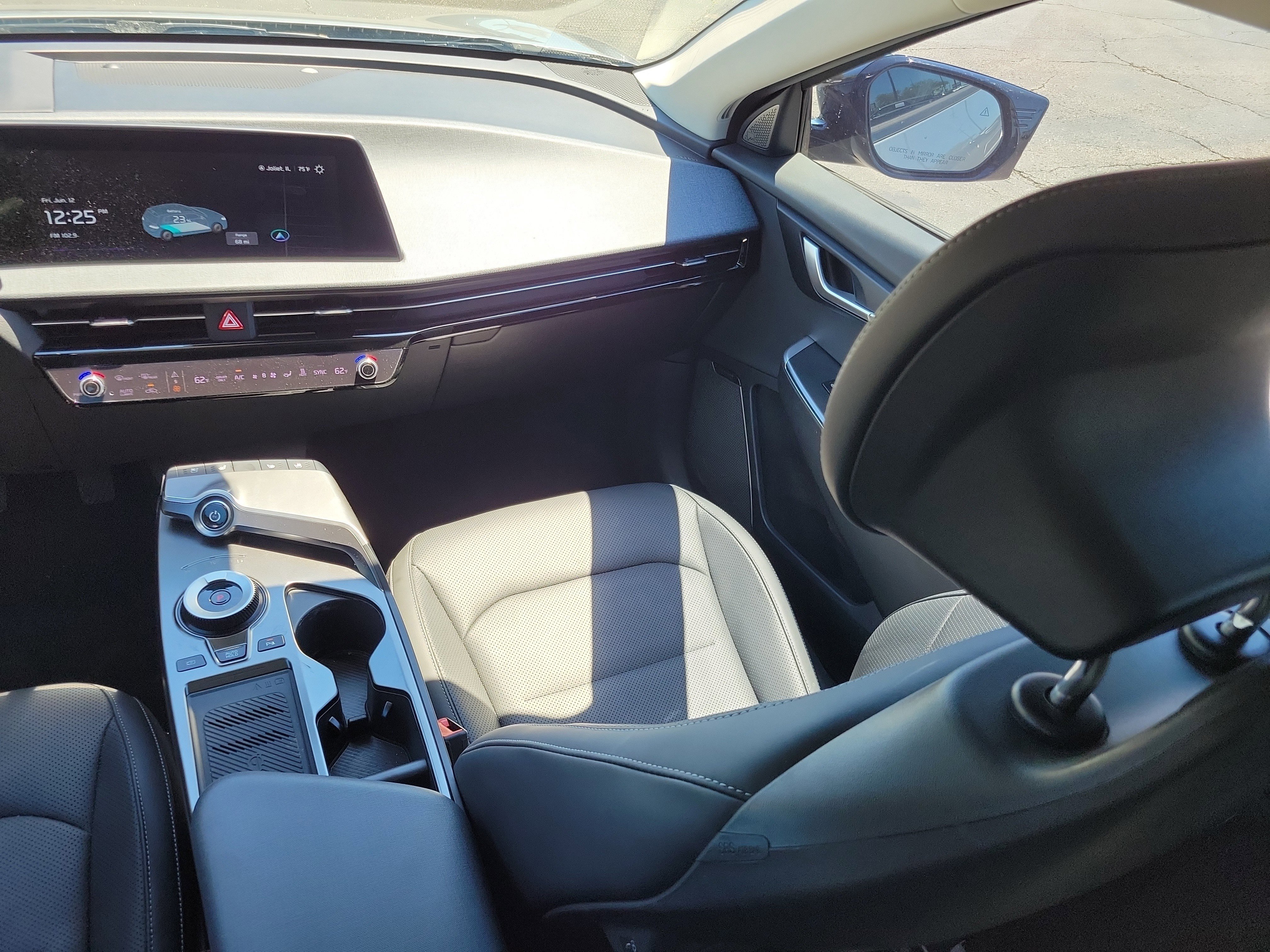 Used 2023 Steel Gray Kia Wind image 14