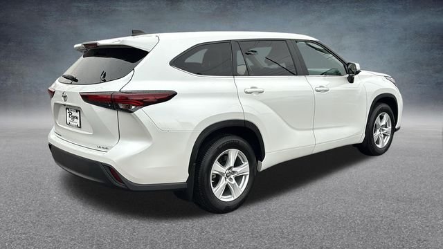 Used 2025 Pearl Toyota LE image 32