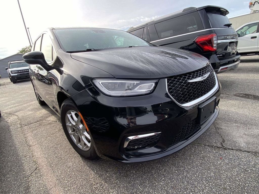 2023 Chrysler Pacifica Touring L's photo