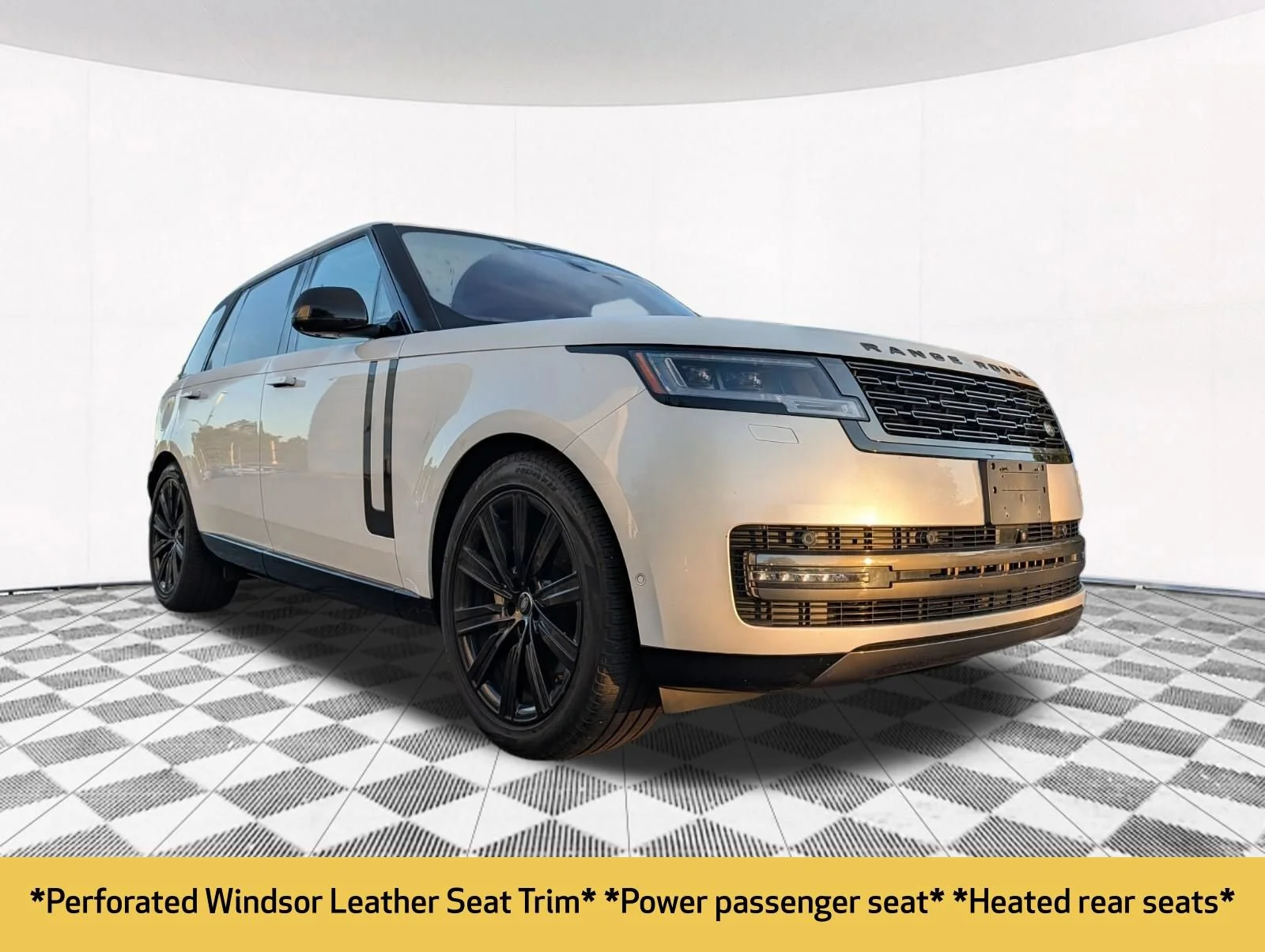 Used 2023  Land Rover SE image 13