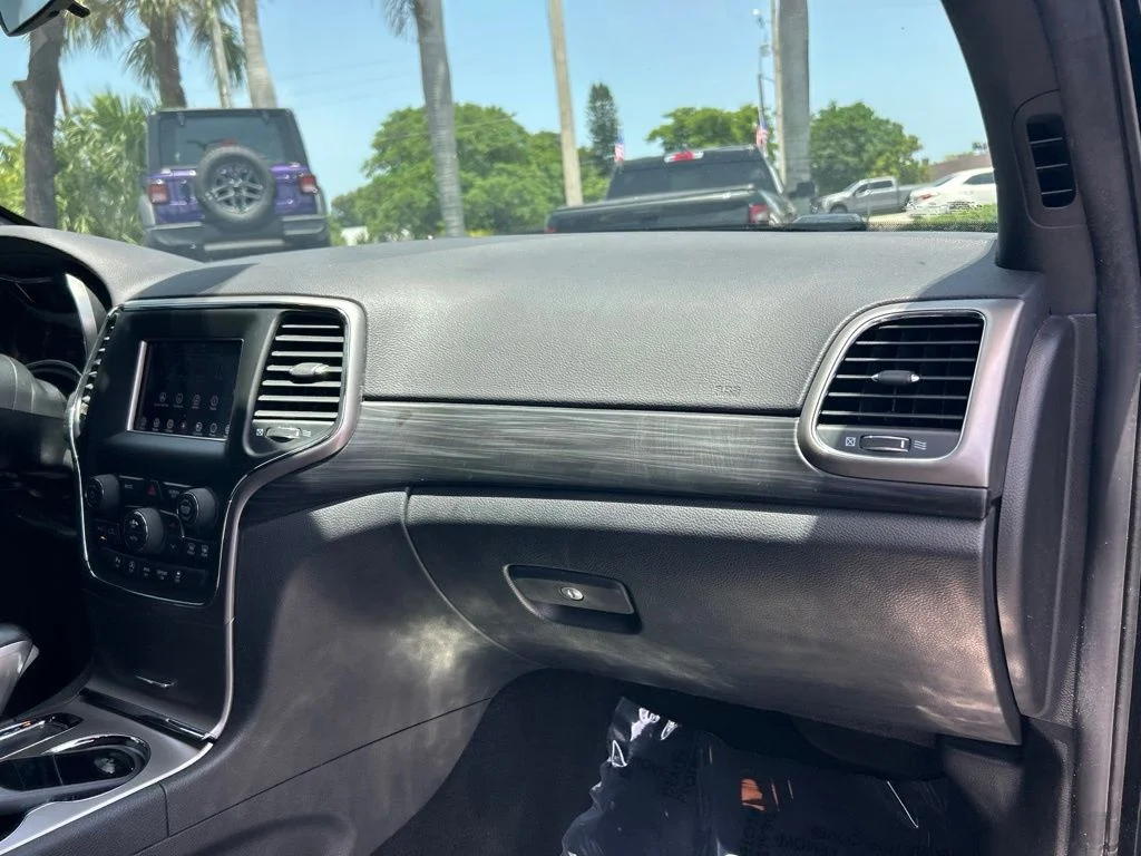 Used 2021 Black Jeep Laredo E image 23
