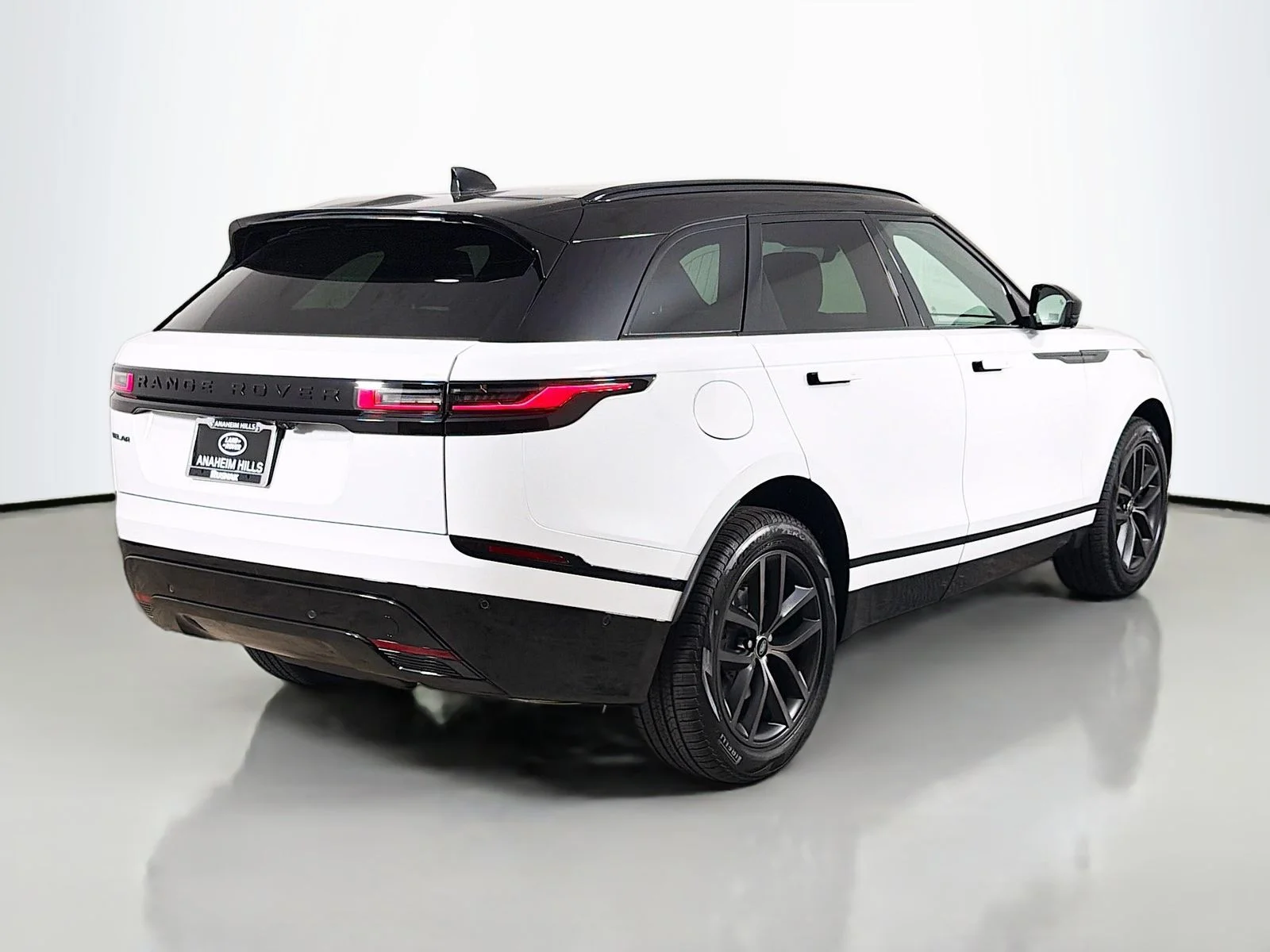 New 2026 Fuji White Land Rover Belgravia Edition image 5