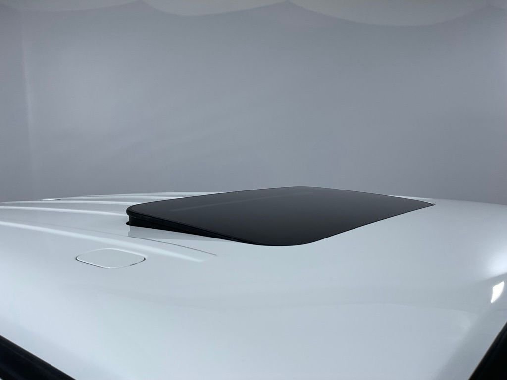 Used 2022 White Mercedes-Benz G 550 image 39