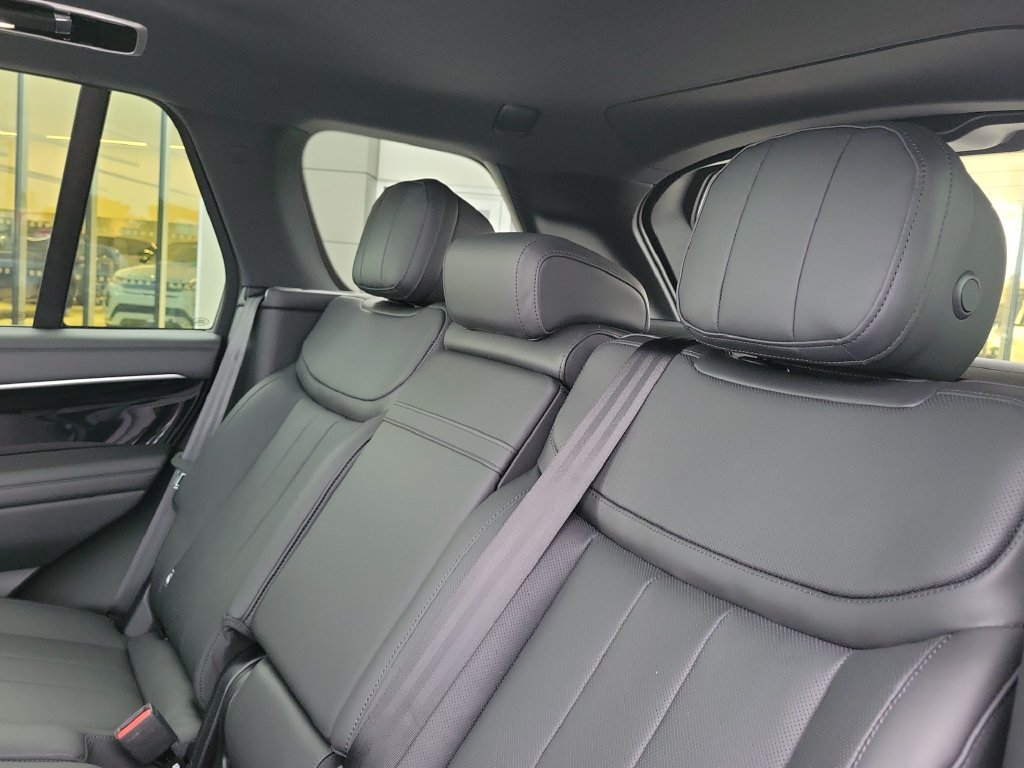 New 2027 Santorini Black Land Rover SE image 15