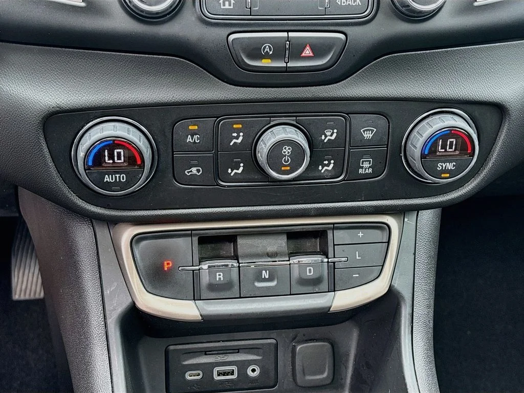 Used 2022 White GMC Denali image 16