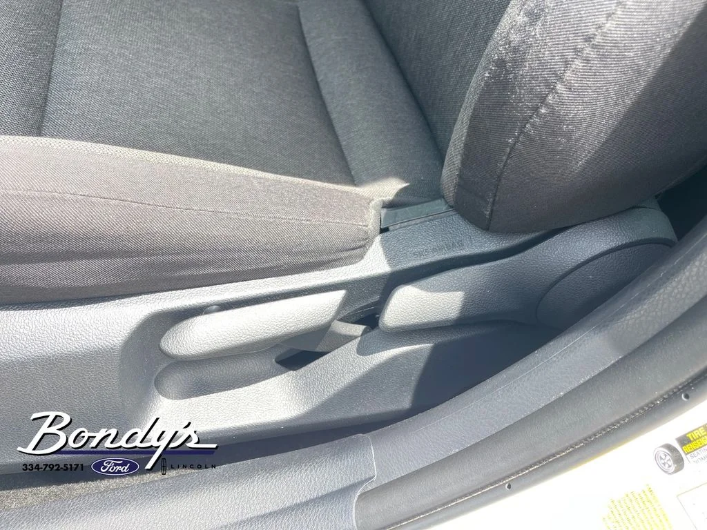 2025 Toyota Camry LE - Photo 9